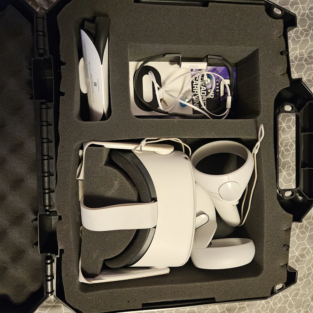 Standalone White VR Headset with Adjustable Straps and Built-in Speakers
